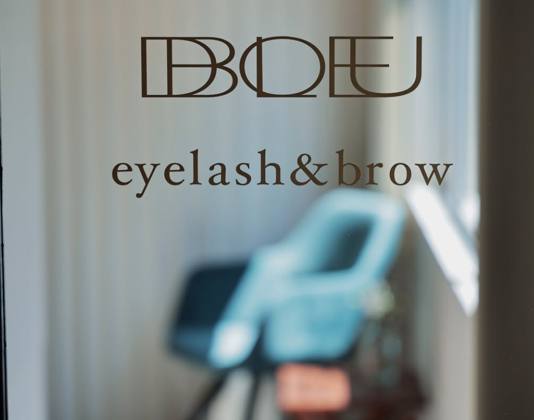 ガラスに描かれたDOUBLE eyelash and browのロゴ